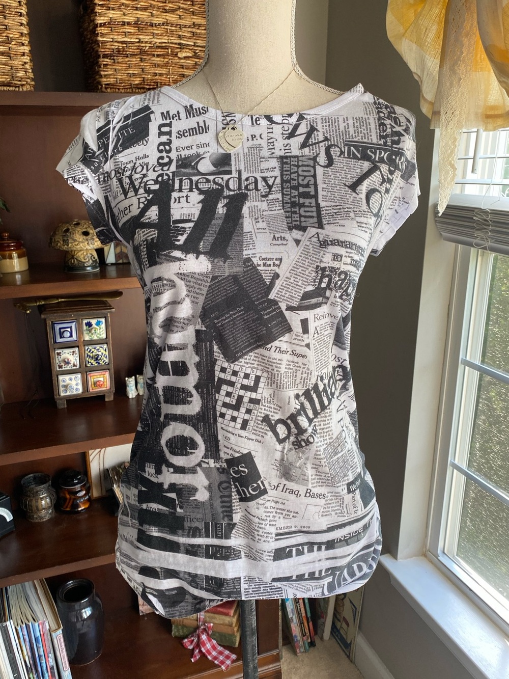 Newspaper Print Cap Sleeve Women's Top - Black & White Size Medium EUC
